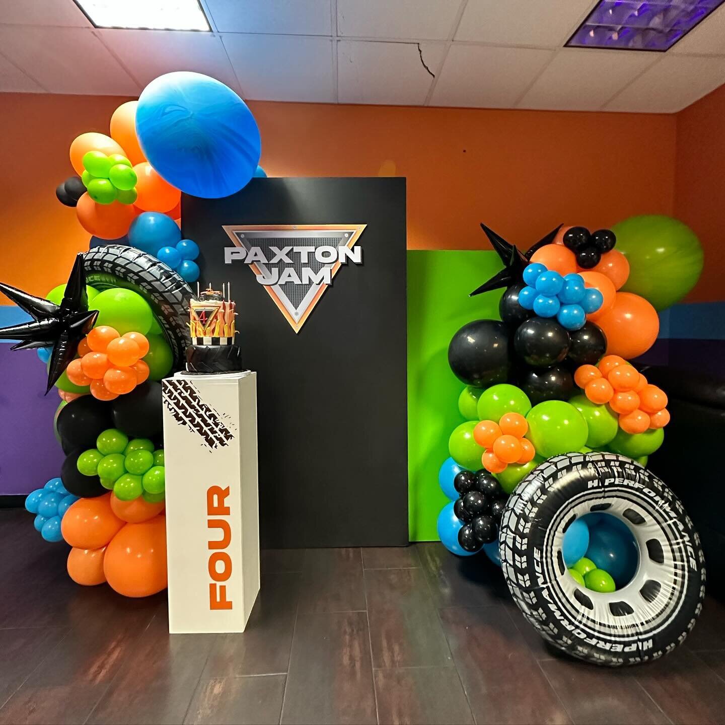 Proof you can make a beautiful cohesive party in an event room at a trampoline park 😂 #monsterjamparty #monstertruckparty #boysbirthday #arizonaeventplanner #arizonabirthday #girlbirthday #balloongarland #organicballoons #organicballoongarland #phoe