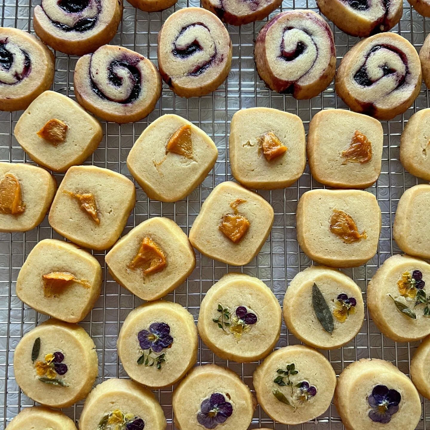 Don&rsquo;t forget, we&rsquo;re at the farmers market Tuesday from 11:30 to 3:30 on the corner of Lake St and 2nd Ave! We&rsquo;ll have blueberry swirl 🫐, peach 🍑 and pressed flower 🌸 shortbread; as well as our deep dish cookies, blueberry buckle,