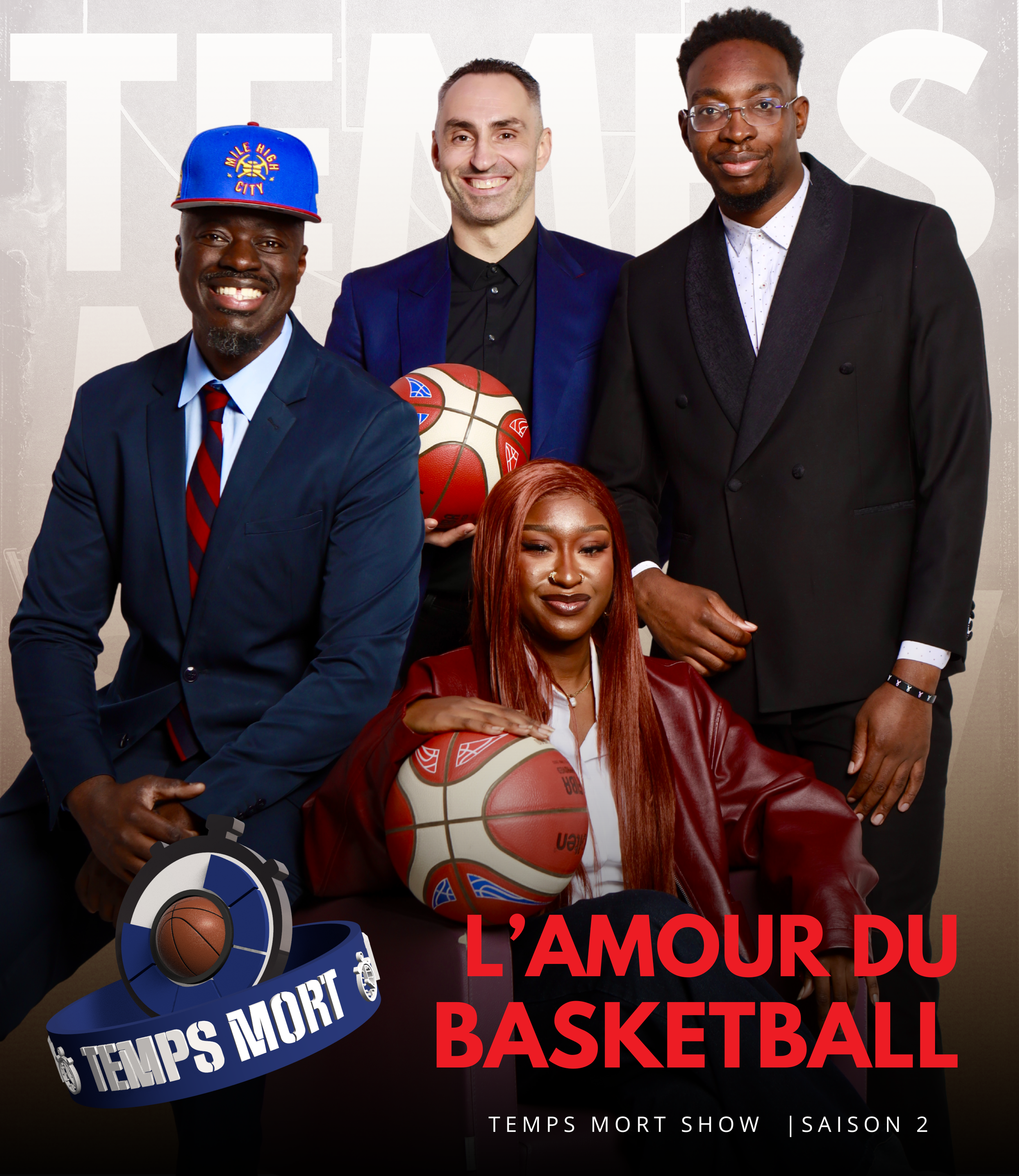 Trois personnes habillées élégamment posant avec des ballons de basket, un homme porte une casquette bleue avec 'Mile High City', un autre serre un ballon de basket, une femme avec des cheveux roux tient une balle, et un homme en costume noir. Texte en arrière-plan 'L'amour du basketball' et en bas 'Temps Mort Show | Saison 2'.