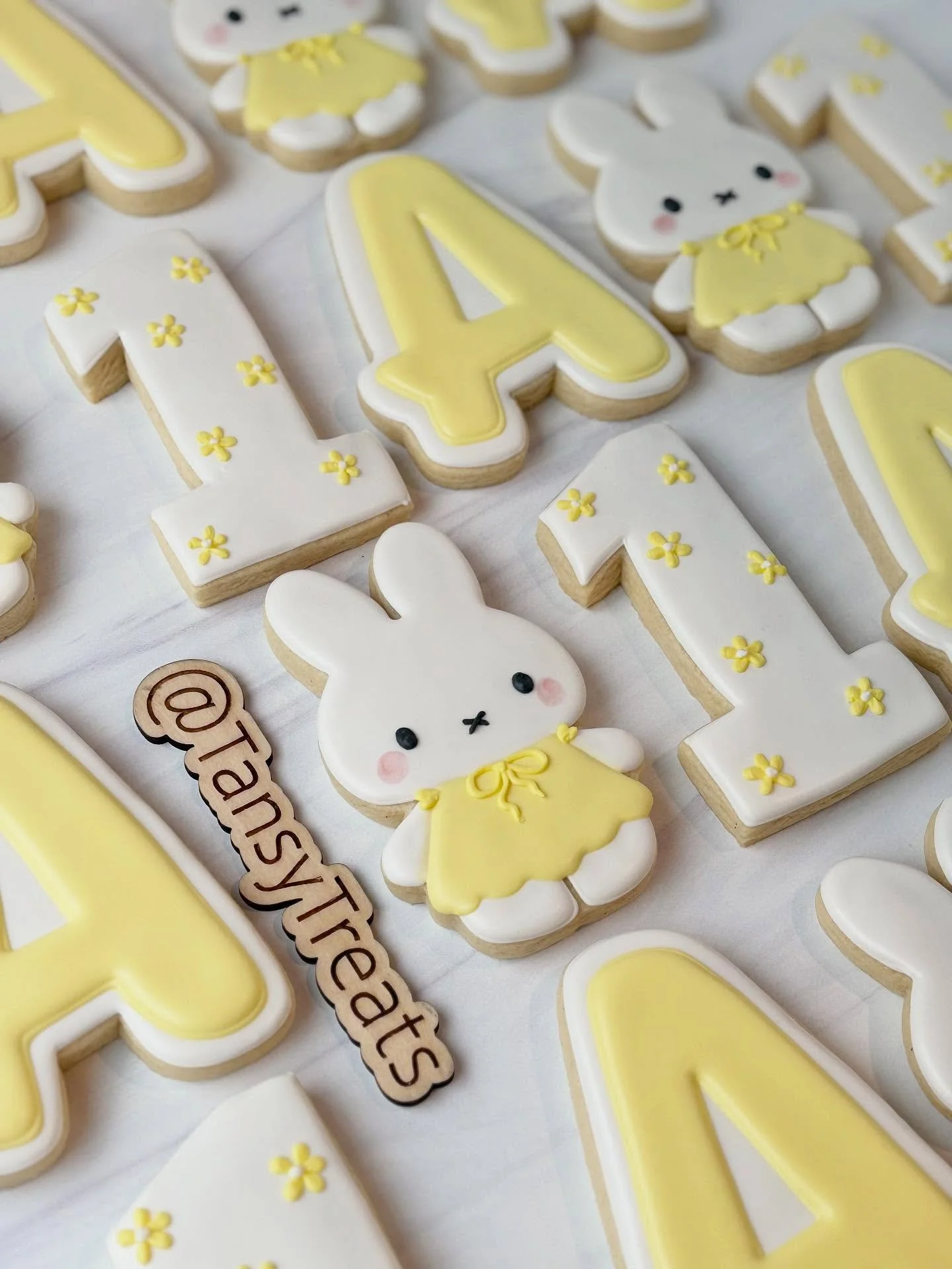 More Miffy please 🤍 🌼 

#miffy #cookies #sugarcookies #firstbirthday #bayareacookies #bayareasugarcookies #cutecookies #bayareabaker