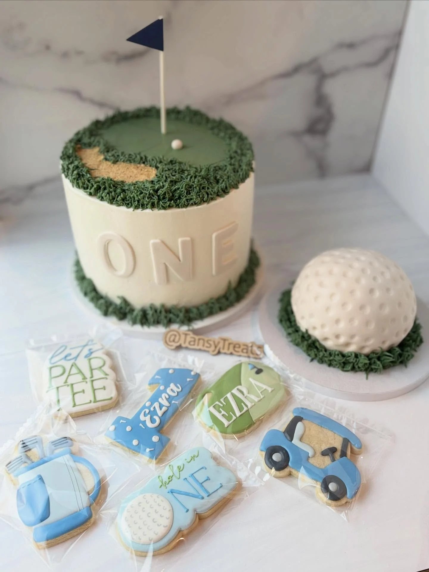 Cake ✅ 
Smash cake ✅ 
Cookies ✅ 

Ready to par-tee! ⛳️ 

#golfcake #golfcookies #holeinone #birthdaycake #smashcake #bayareabakes