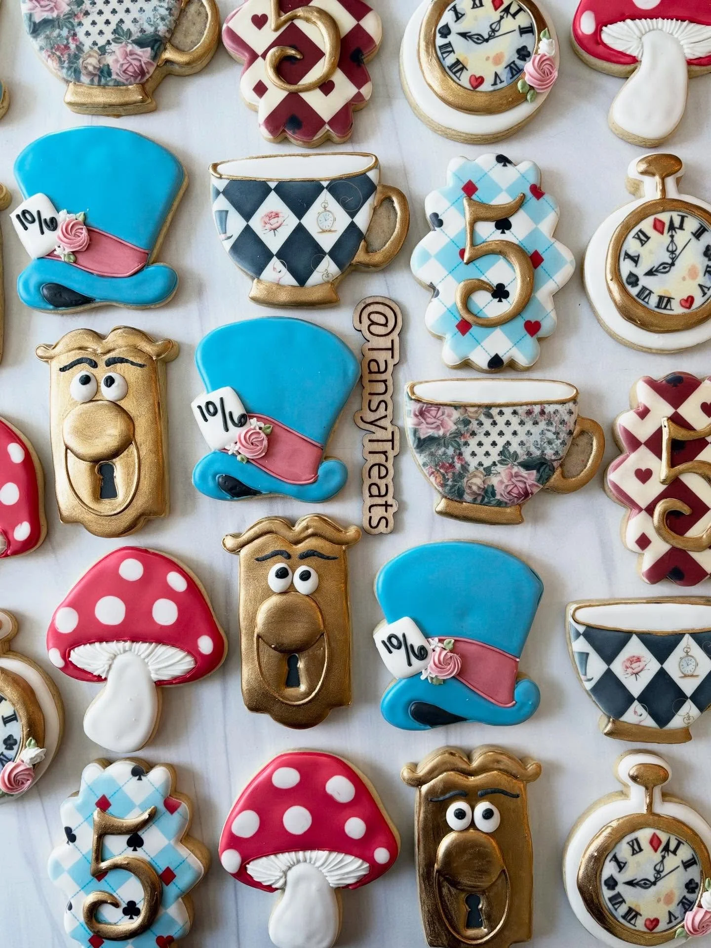 Wonderland 🐰 🌹 &diams;️ 

#aliceinonederland #sugarcookie #sugarcookieinspo #cookieinspo