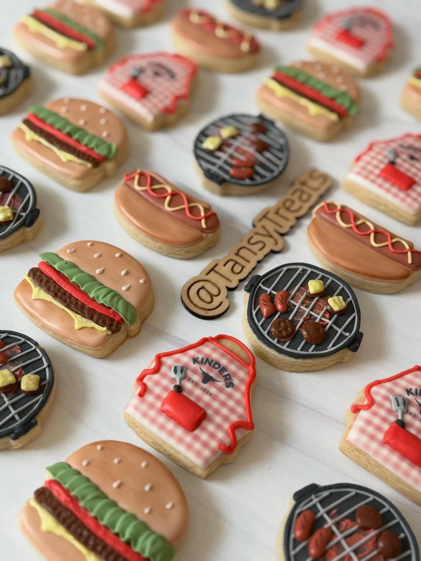 This set made me hungry 🍔 🌭 

Happy to bake for @kindersbbq ! 

#kindersbbq #customcookies #sugarcookies #bayareabaker #bayarea