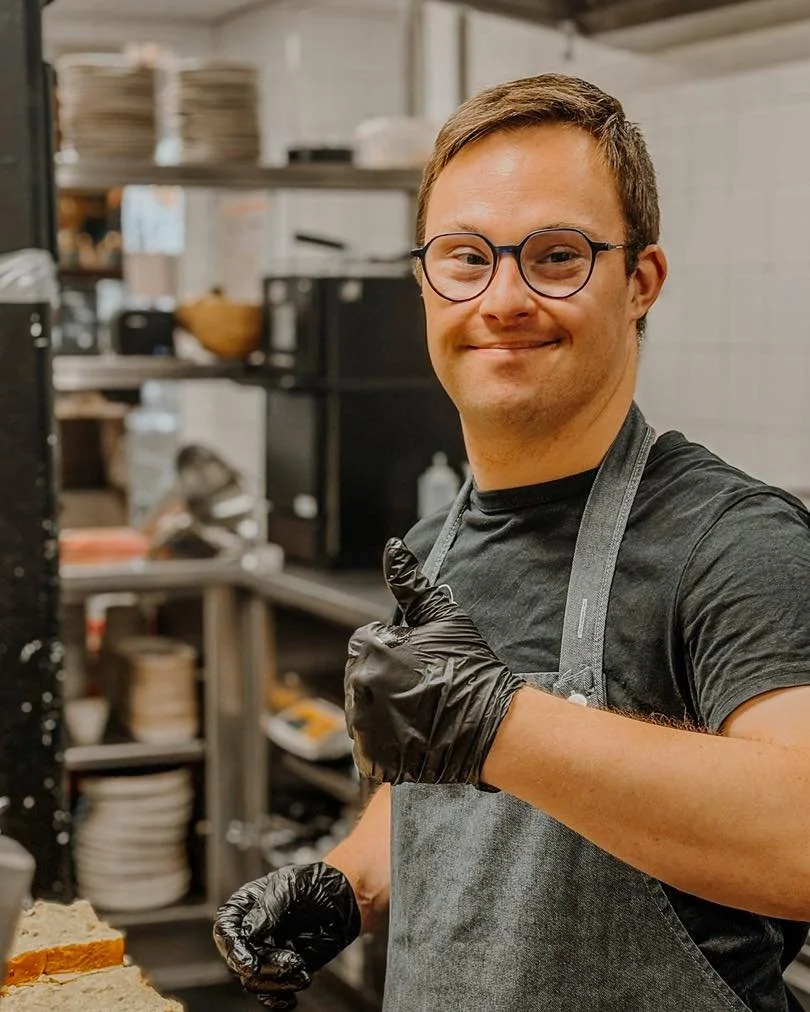 Vandaag in de spotlights: Ryan
Dit is Ryan! Sportief, sociaal en echte voetbalfan!⚽️ 
Wanneer hij niet bezig is met voetbal, geniet hij van de gezelligheid bij Blend, en een lekker hapje en drankje mag daarbij natuurlijk niet bij ontbreken!
Zijn fa