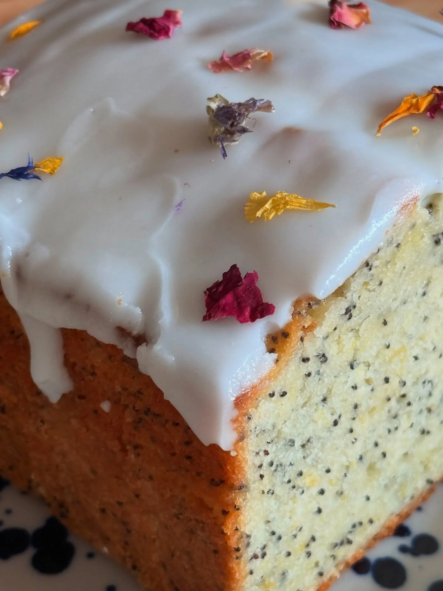 Bringing a little brightness to the autumn chill 🍁💛

Watch our baker, Marta @marta.savchuk.1988 , craft this golden Lemon &amp; Poppy Seed Cake - a cozy mix of fresh lemon zest and delicate poppy seeds that fills the bakery with warmth each morning