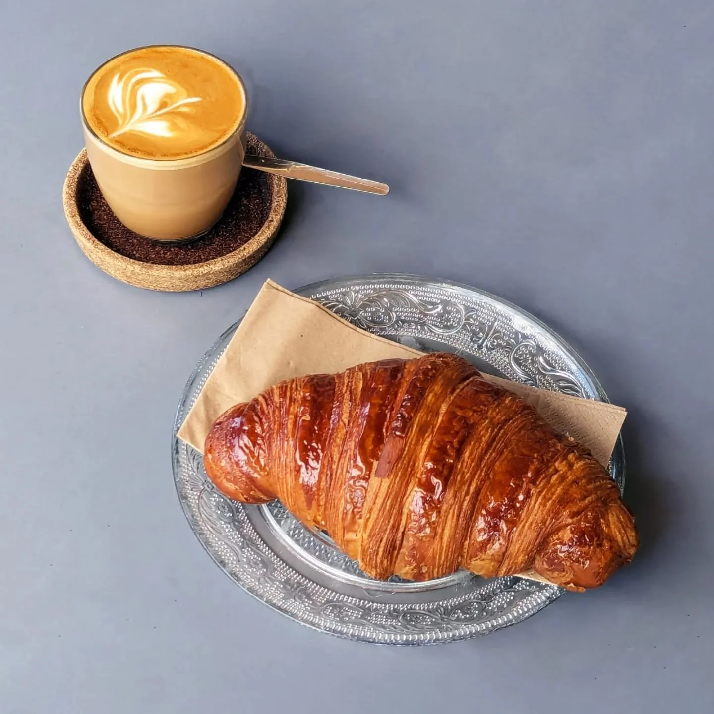 Happy Monday! Did you know we have a ✨DEAL✨ going on from Monday-Friday, with which you can get a plain butter croissant and any coffee/tea for only a fiver? 💸Come and try this classic combo 🥐