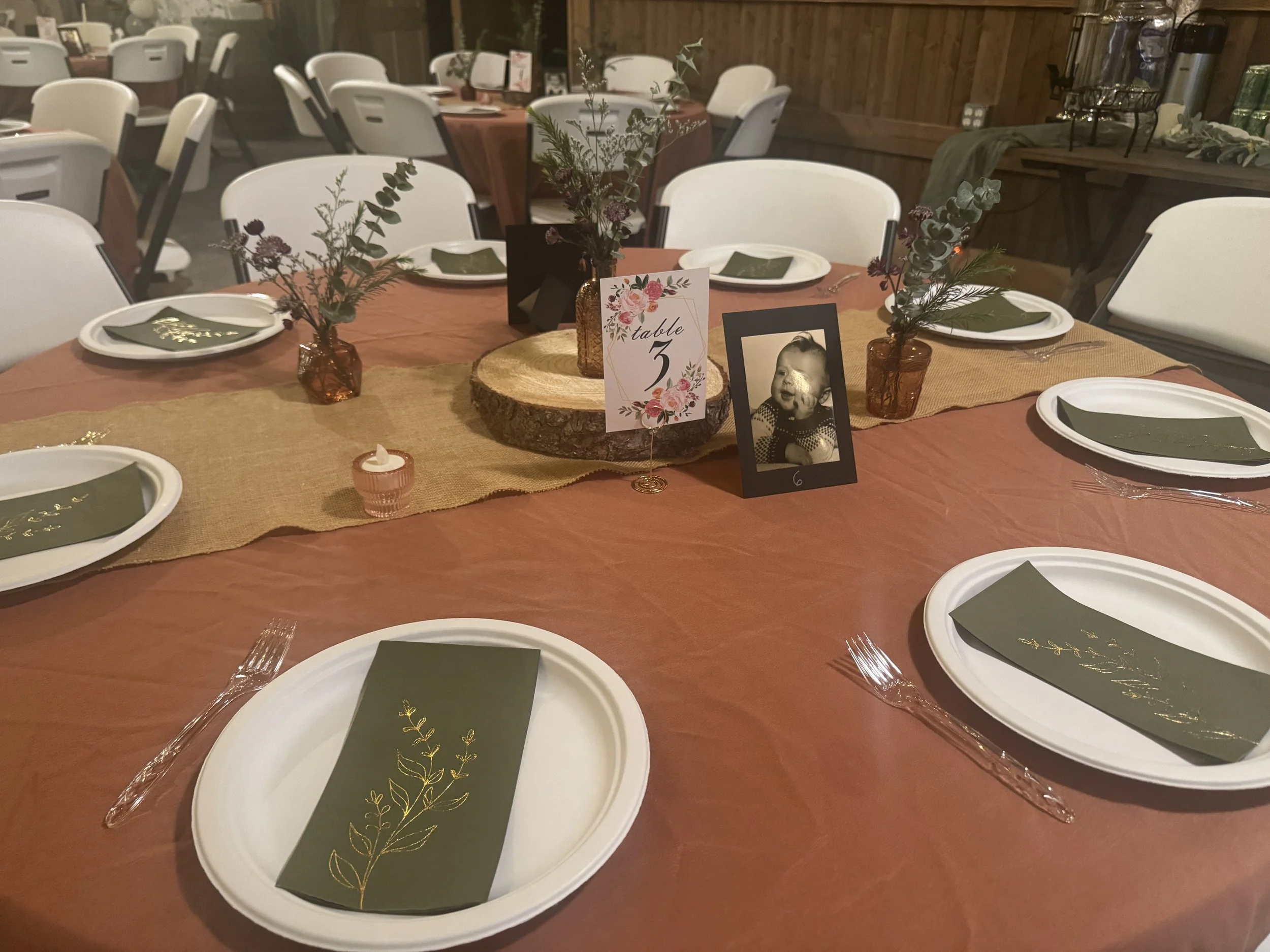 Table closeup - 8 chairs to a round table