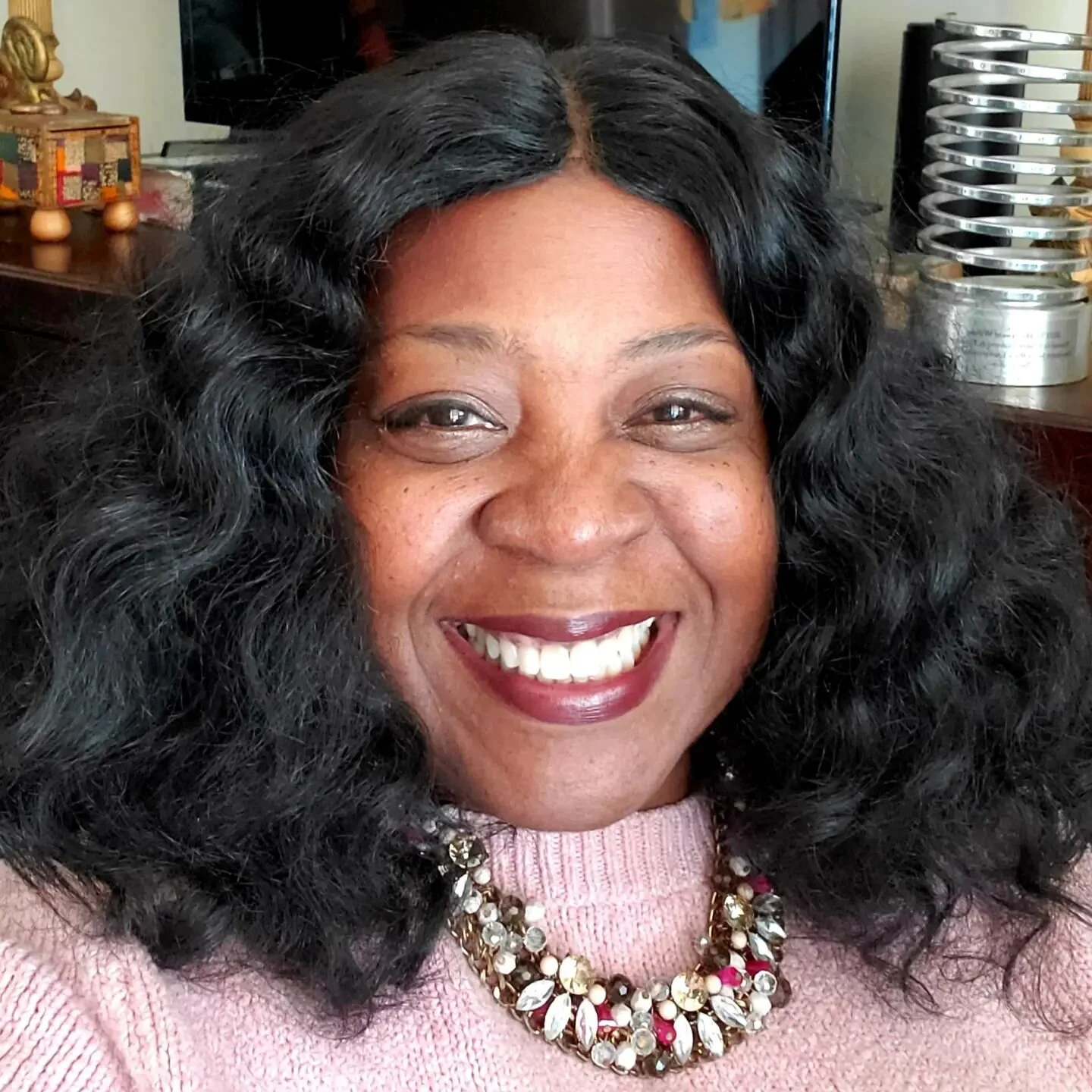 Early in the pandemic amid so much death and social injustice, I used to send you smiles every week.  I'm gon' do that again!  Life is too short to let ANYTHING block the smile on your face.  #thecurvystylist  #reboot 💃🏾