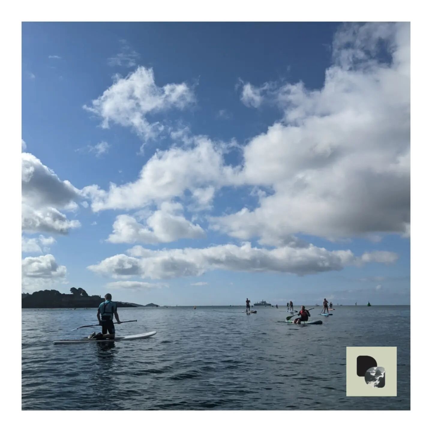 ⚪ PADDLE ROUND THE ISLAND ⚪

An amazing morning with @southwest_sup fundraising for local charities @chestnut.appeal and @waveplymouth

Hundreds of swimmers and paddleboarders traversing round Drake's Island - all braving the chilly sea for two brill