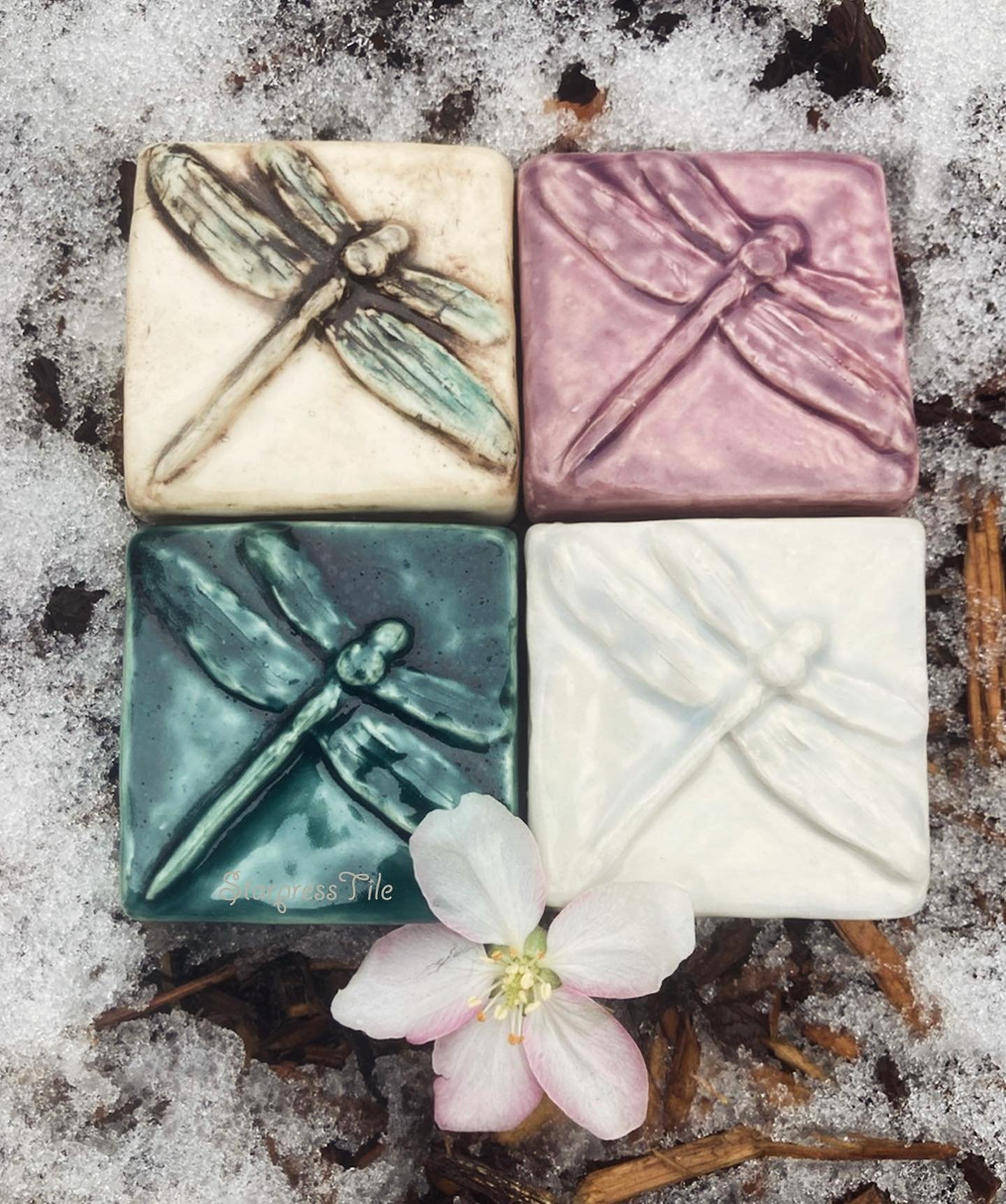 Spring in Colorado, hopefully not to many more snows...❄️. Hope your having a nice day wherever you are!🌸
.
.
.
.
.
.
.
.
.
.
#dragonflytiles #2x2tiles #porcelainclay #dragonflyart #arttiles #springincolorado #inspiredbynature #handmadetiles #madein