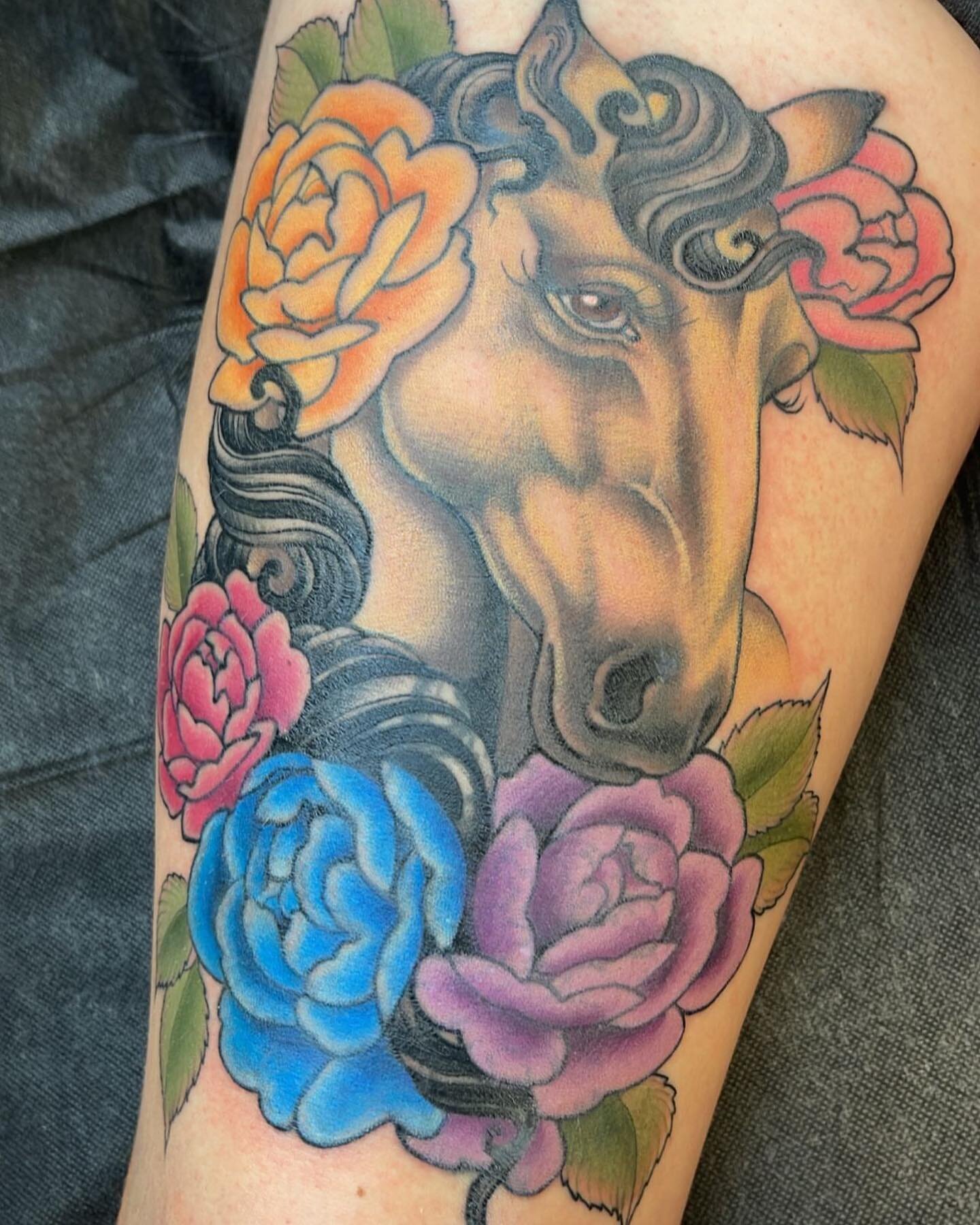 @hollimarieart these colors are amazing!🐎 #horse #flowers #colors #tattoo #flatstattoo