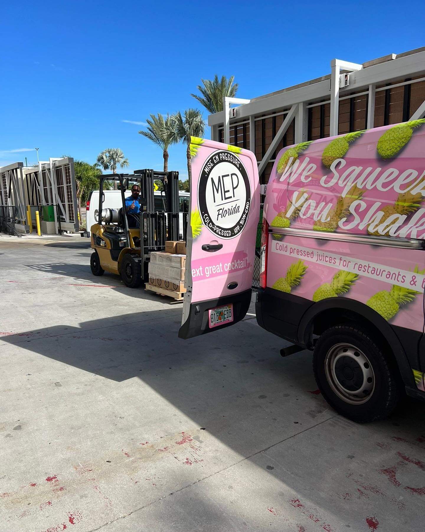 Unloading 🚐 Fresh delivery made before the #thanksgiving celebrations! 
&bull;

@m.e.p.florida 
@coldpressedmiami 
@magiccitygarnish 
&bull;
&bull;

&bull;
&bull;
#miami #cocktails #coldpressedjuice #bartender #bartenders #mixologist #mixologistlife