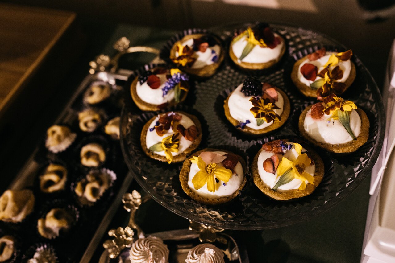 097-dessert-mini-cupcakes-close-up-second-daughter-baking-bok.jpg