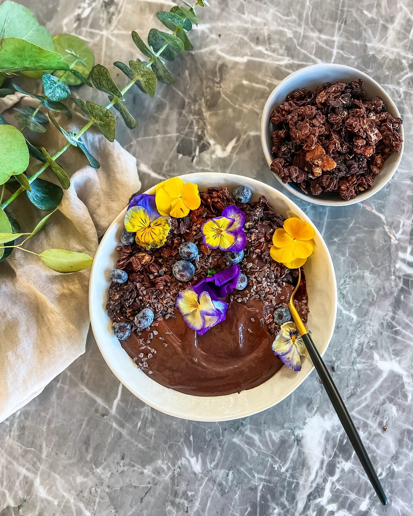 A decadent chocolate smoothie bowl for dark chocolate lovers. We&rsquo;re using cauliflower to replace banana for a change, for added fiber and vitamins C and K.

* 1 cup cubed frozen cauliflower/banana 
* handful of ice cubes 
* 1 cup almond milk, u