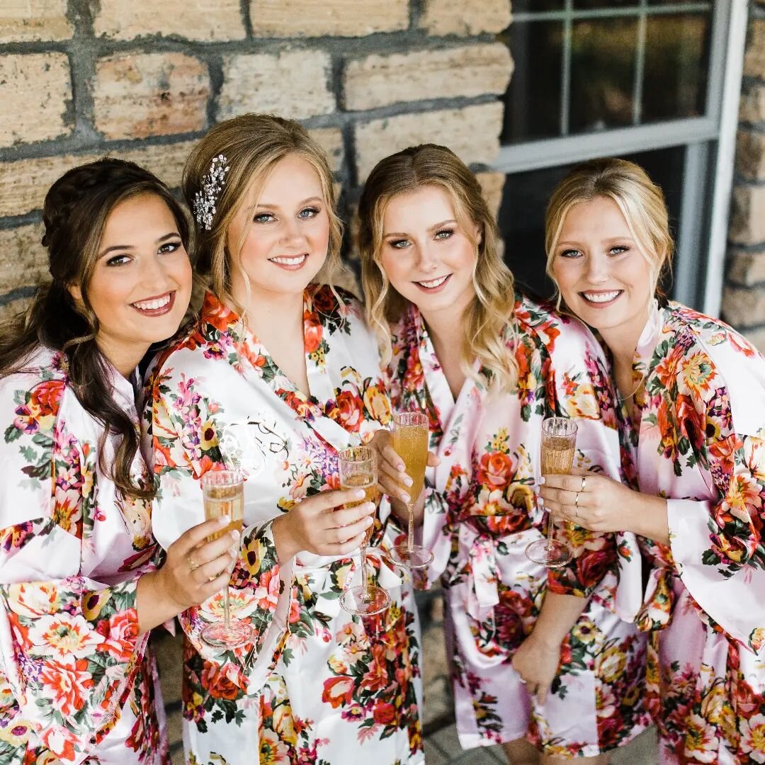 The glowiest and most gorgeous gals ever there were. ✨✨✨ Such a beautiful day!!
.
Makeup: @firstlooksllc 
Photo: @uppercaselphotography