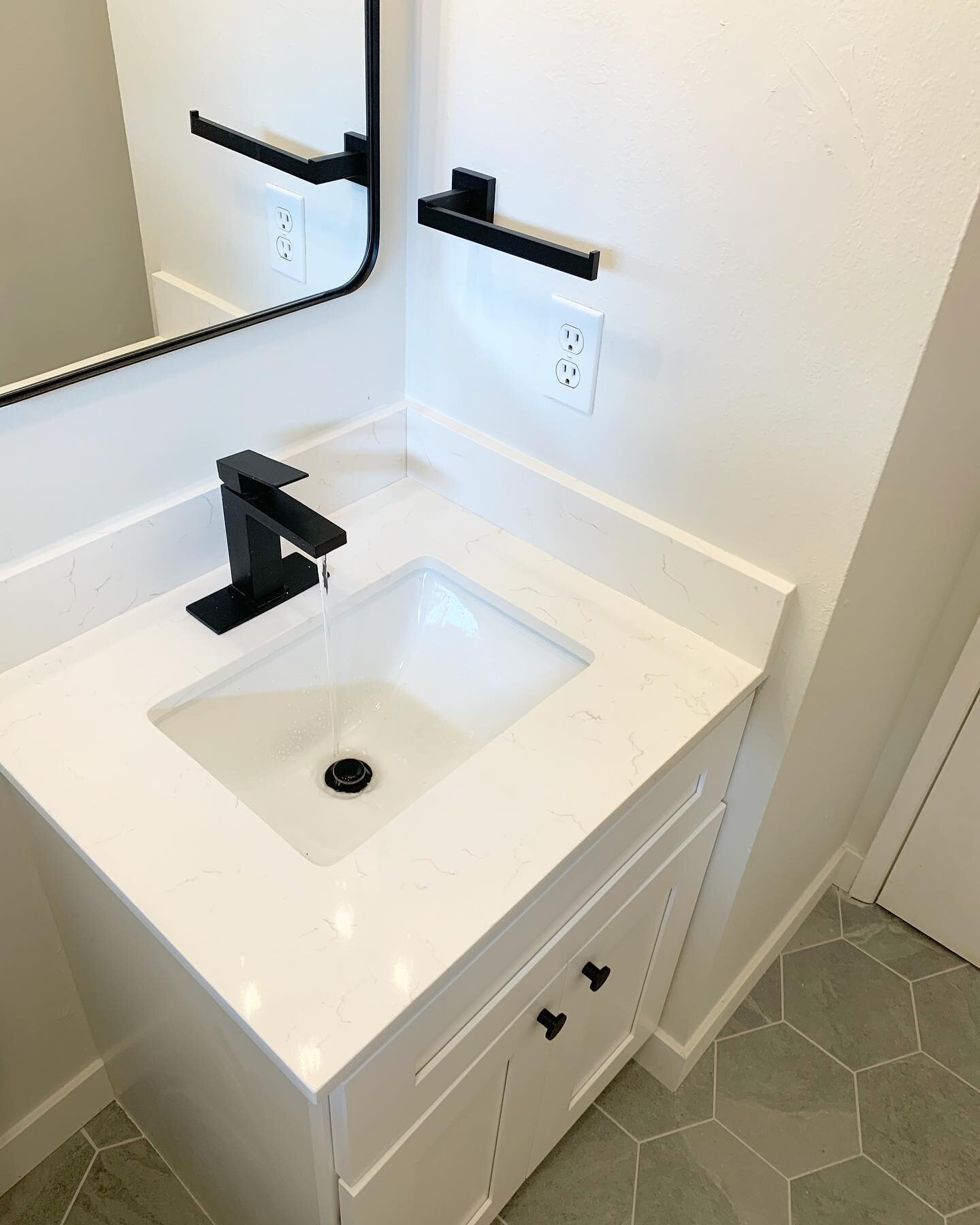 It&rsquo;s been a busy couple of months. Wrapped up another bathroom this week. Design challenge&hellip;making a small space feel spacious. A Light timeless color palette helped elevate this transitional bath remodel. What do you think?

Design: @hum