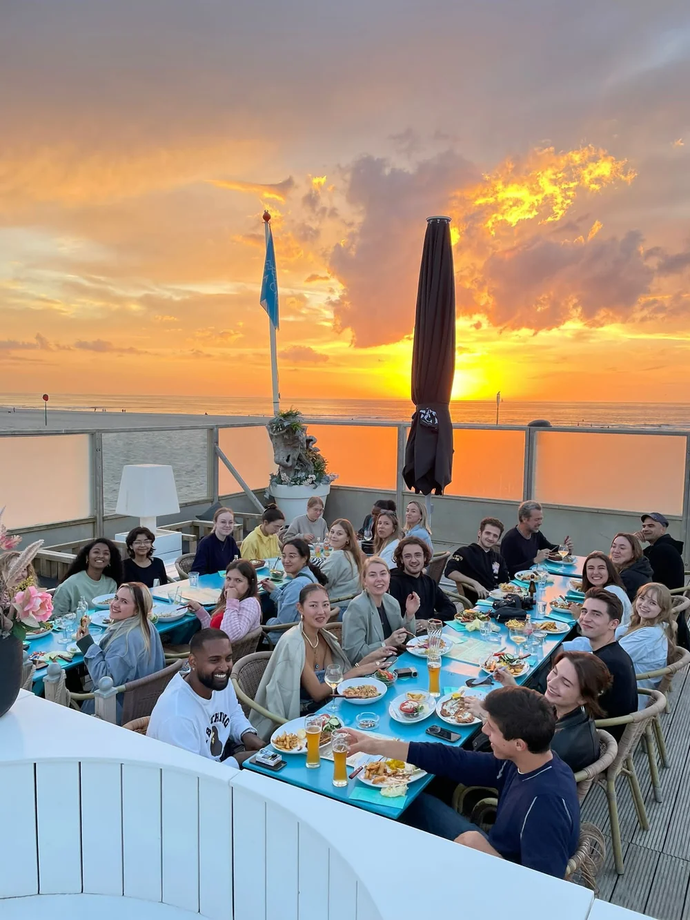  The Visual Storytelling group having dinner at a restaurant on the beach in The Hague. 