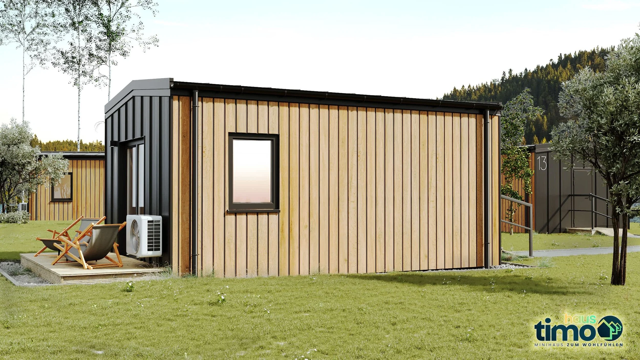 Haus MV24 — seitliche Außenansicht mit heller Holzfassade und anthrazitfarbener Stehfalz-Front, Terrasse mit zwei Liegestühlen, Feriensiedlung bei Tageslicht (Foto: TIMO Haus)