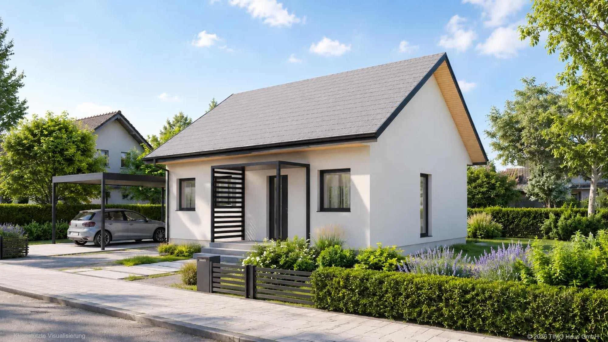 Haus FH-ST80 — Straßenansicht: eingeschossiges Fertighaus im Holzrahmenbau mit Satteldach, weißer Putzfassade und überdachtem Eingang mit Holzlamellen-Sichtschutz, Carport mit Pkw an der Seite (KI-gestützte Visualisierung)