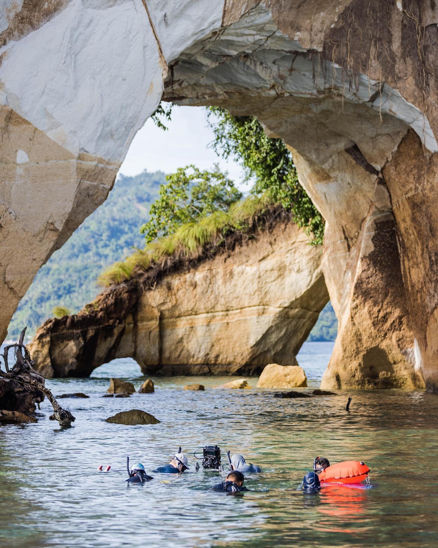 A couple of behind-the-scenes snaps from Sulawesi shooting the Mimic and Coconut octopus for #SecretsOfTheOctopus. 🥥 🐙 🌴 

1. The team shooting underneath the Serena arch, a natural rock formation which has actually collapsed since this photo was 