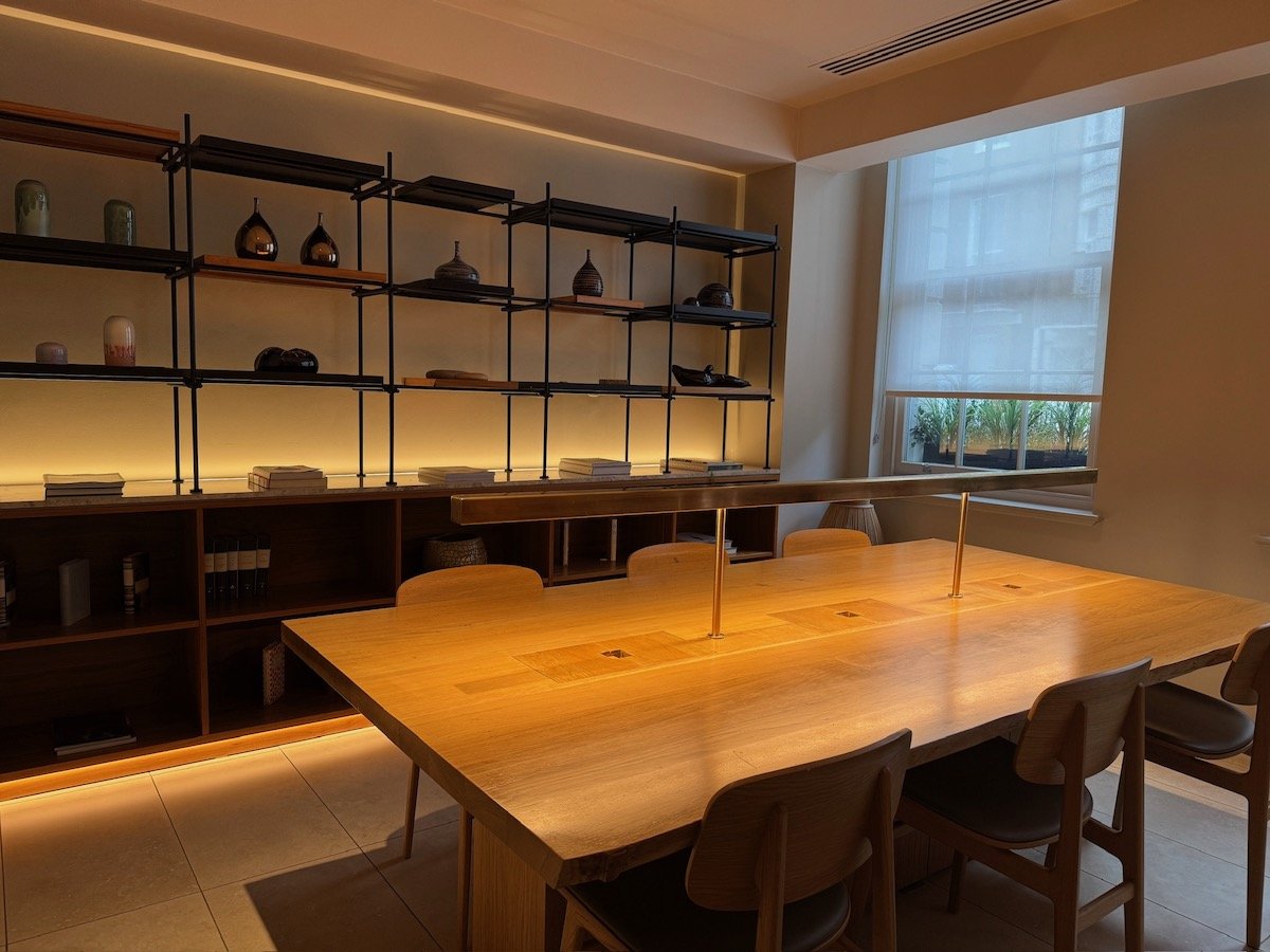 The Prince Akatoki Londonのライブラリー。日本の書籍もある落ち着いたラウンジ空間