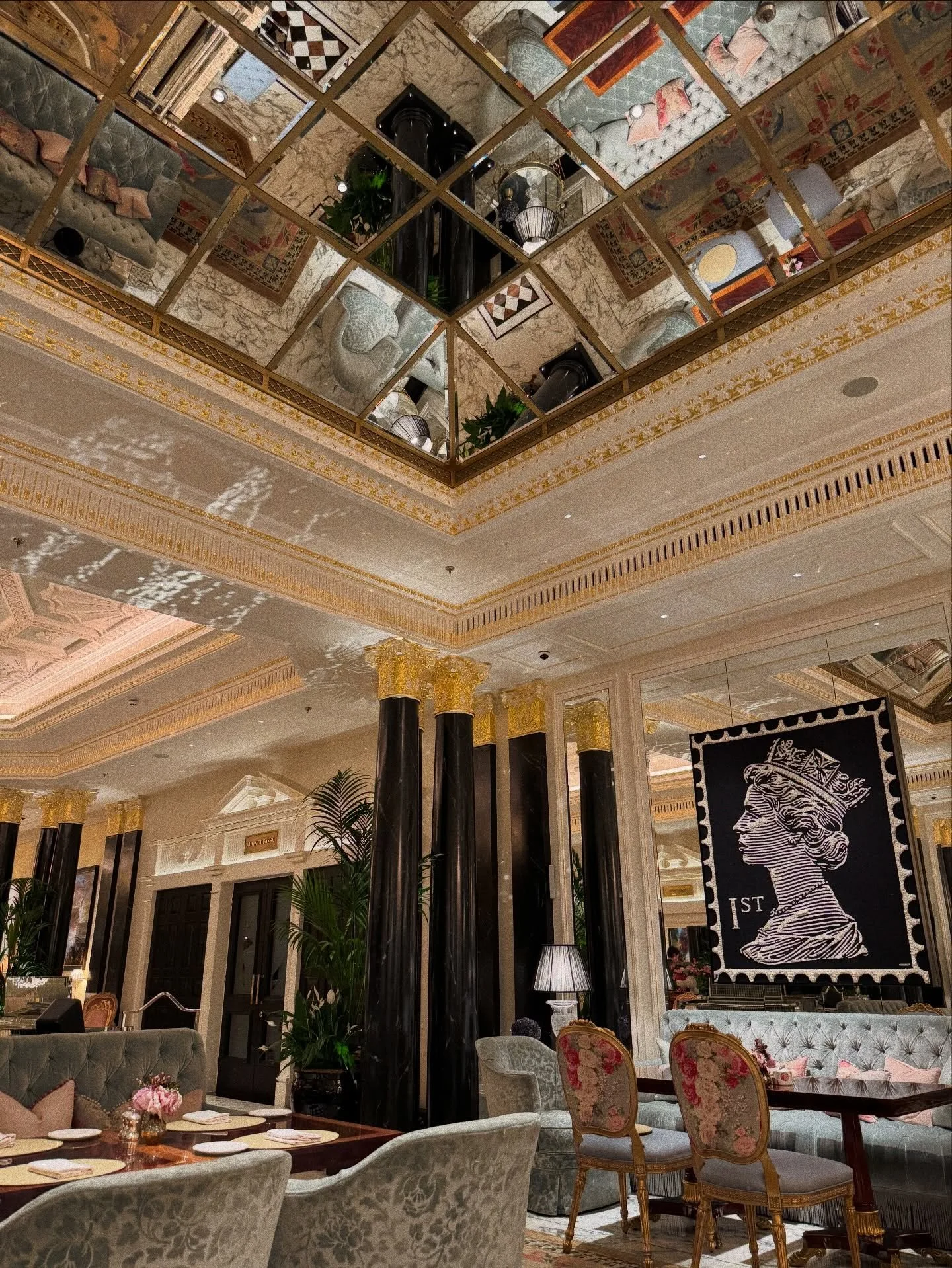 London, late afternoon.
Starring the light.

Luxury Experiences / Travel / Performing Arts / Culture
#STARRingMAGAZINE
#STARRingLuxury
@thedorchester
#London
#LuxuryTravel
#LuxuryHotel

Link in bio.