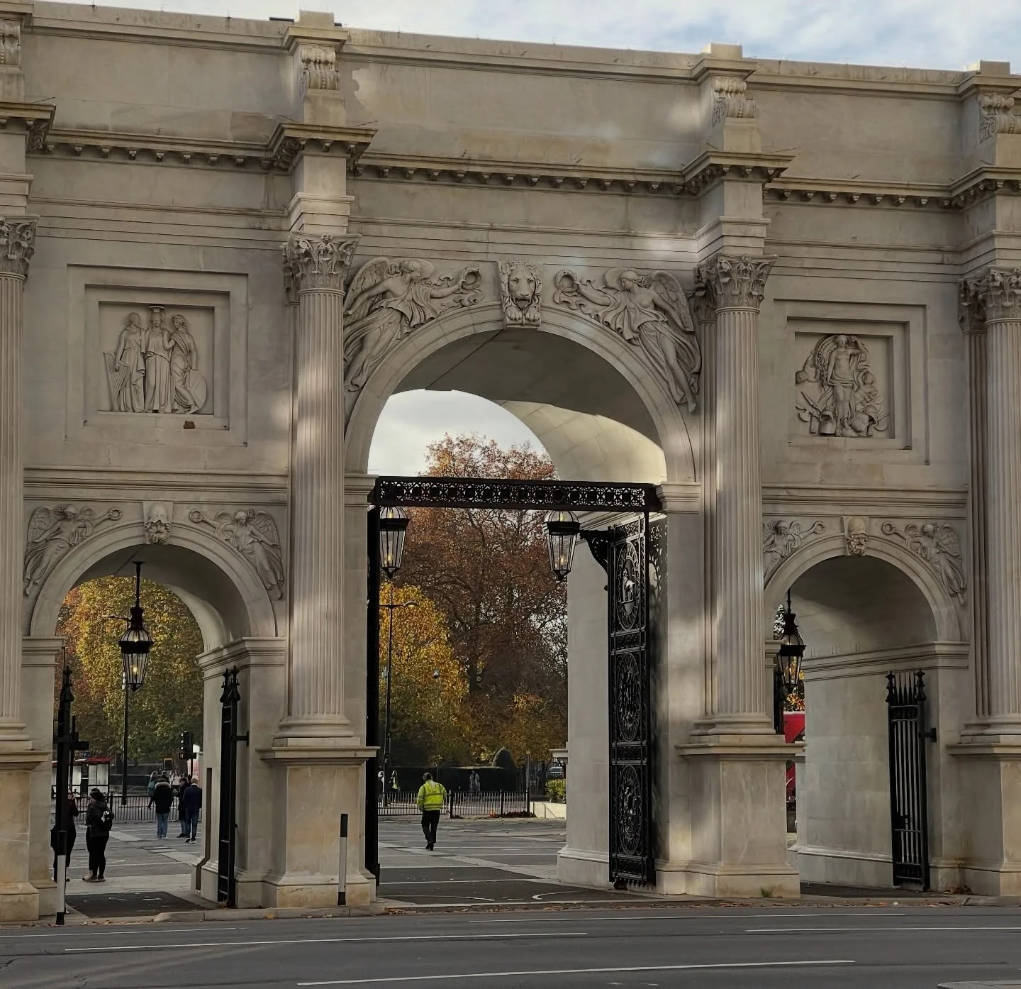 Marble Arch, London.
A moment where the city pauses &mdash;
architecture, air, and time aligned.

Some cities speak loudly.
Others reveal themselves only when you slow down.

Luxury Experiences, Travel / Performing Arts / Culture
#STARRingMAGAZINE
#S