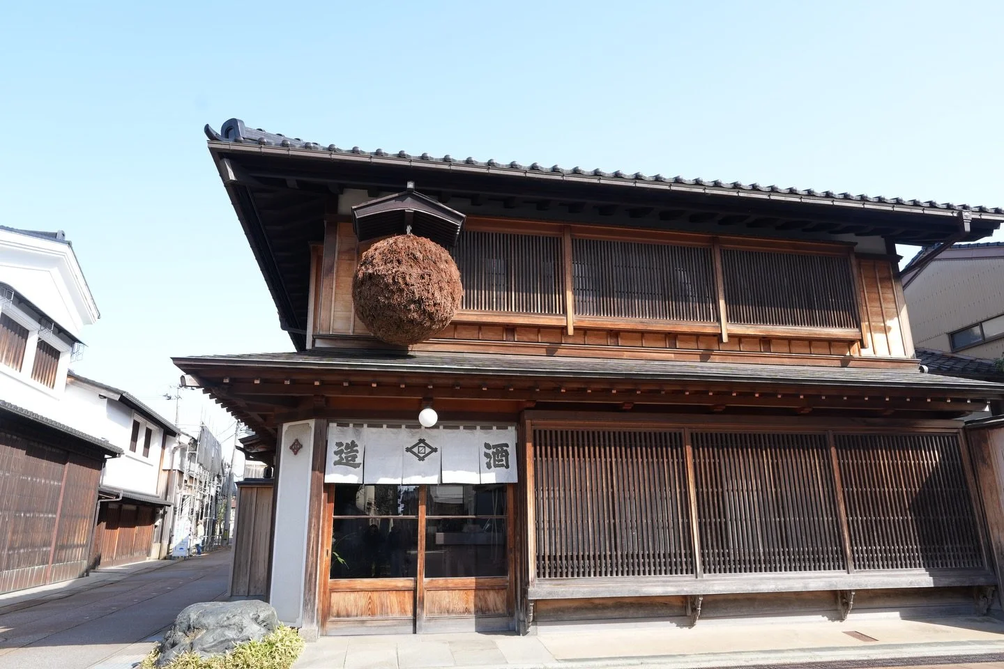 Starring Toyama.

Along the streets of Iwase,
where time moves quietly.

Sushi, sake, and culture &mdash;
a journey shaped by place.

&mdash;

富山・岩瀬。
静かに時間が流れる、港町の記憶。

寿司と日本酒、そして文化に触れる旅へ。

Now on STARRing MAGAZINE.
Link in bio.

&mdash;

Luxury Exper