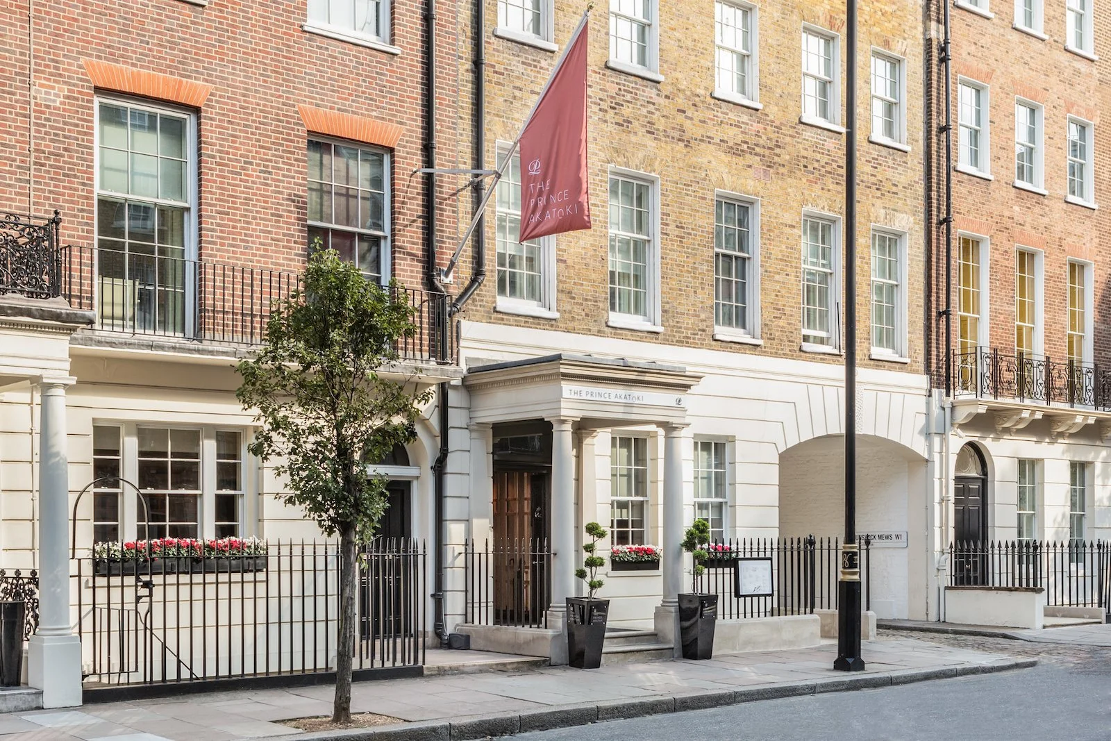 The Prince Akatoki London（ザ・プリンス アカトキ ロンドン）の外観。ロンドン中心部の静かな街並みに佇むホテル