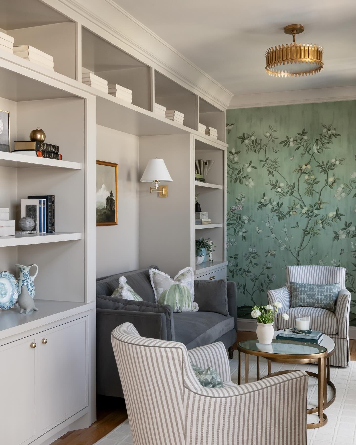 Introducing project #BrentwoodBeaut⁣ 🤍
My clients moved from California into this more tradtiional home looking to bring it to life from the basic grey &amp; white walls they were welcomed with. They were much more traditional in style than I was us