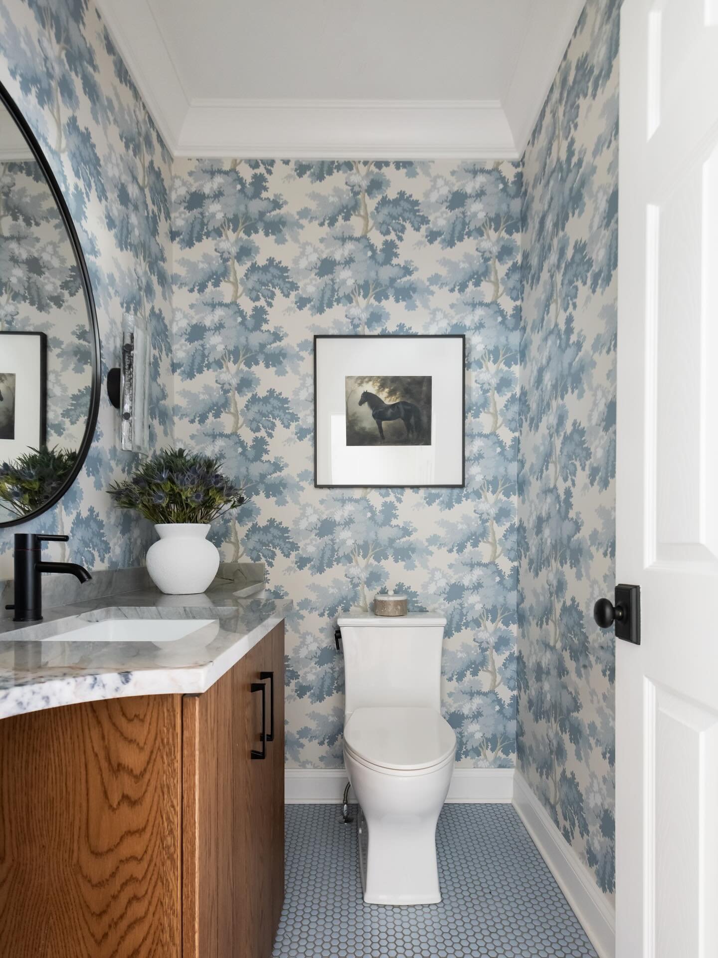 Powder blues and cool hues because I am for anything resembling the color of water at this point during this heat wave. 💦 Swipe to see the before for the full transformation. Oh what a little wallpaper &amp; lighting upgrade will do for a space.⁣
Pr