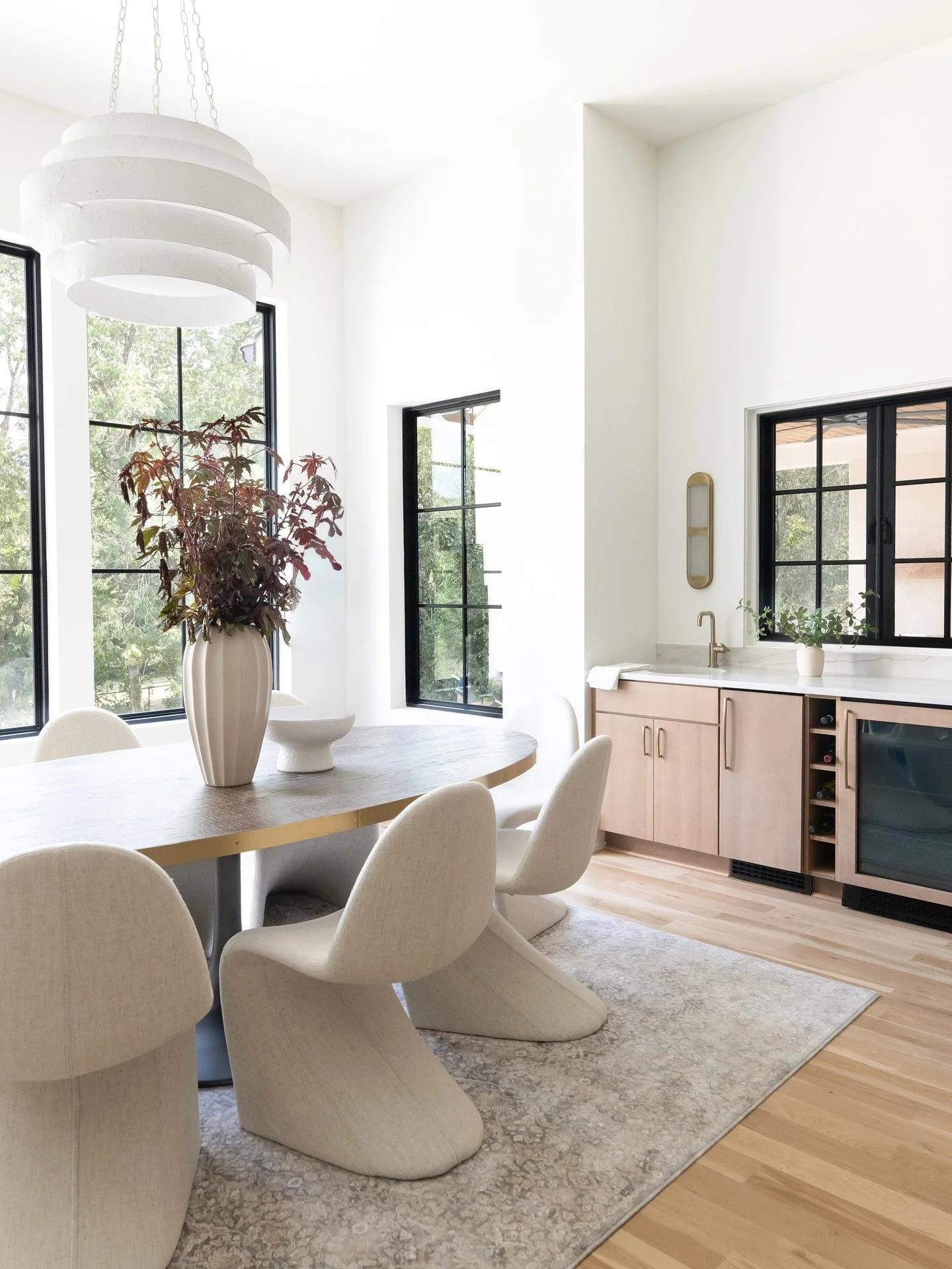 Feels like fall at #NashVilla 🤎⁣
⁣
Photography:&nbsp;@allisonelefantephoto⁣
Design:&nbsp;@MarkedByMarlo⁣
Build: @SouthernBuild ⁣
Staging: @candcdesign_co⁣
Lighting: @Grahamsliving&nbsp;+ @megmacawesome⁣
.⁣
.⁣
.⁣
#MarkedByMarlo #NashVilla #Nashville 