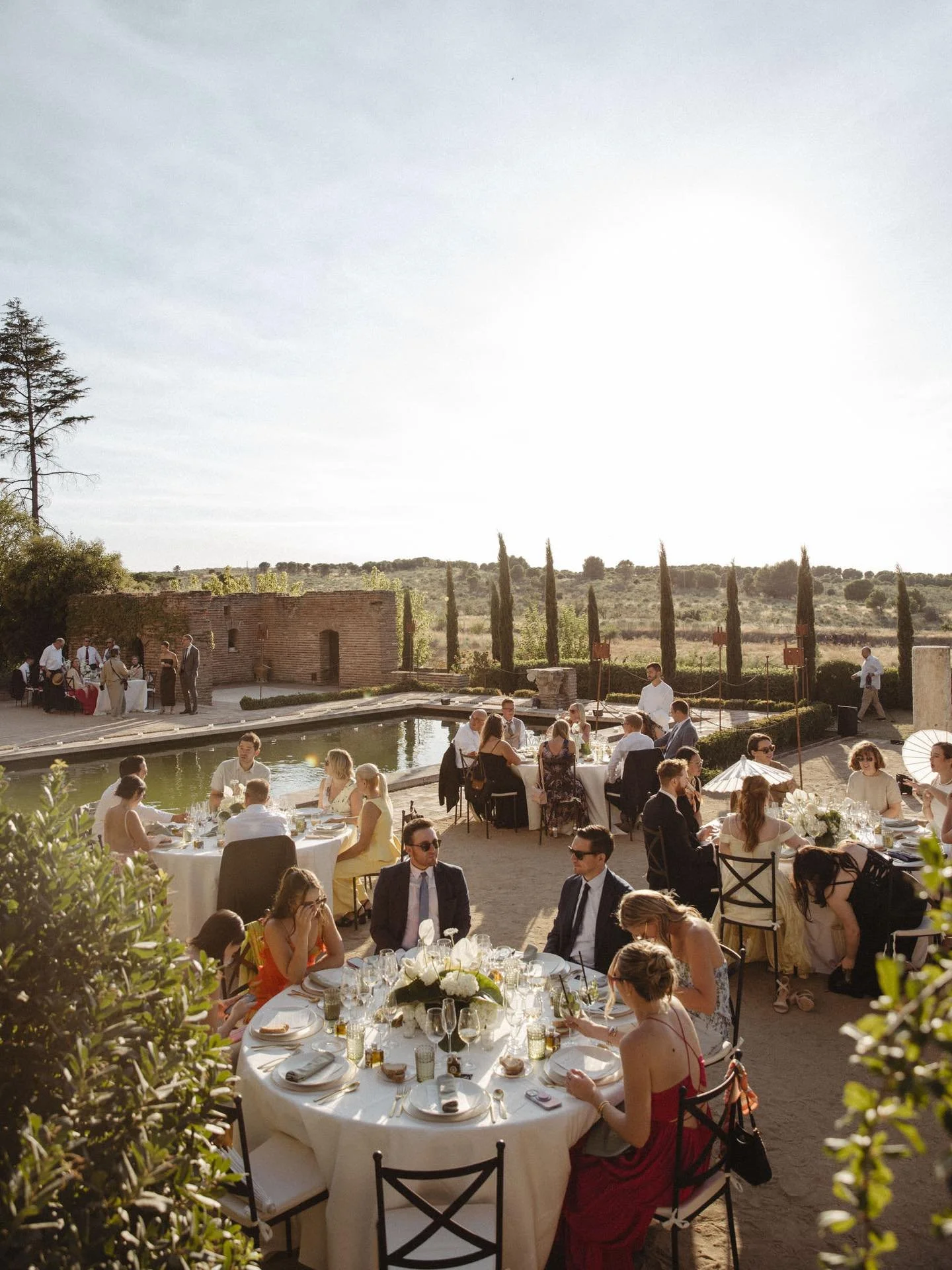 Summer dinners at @castillodebatres 
.
.
.
##Caleidoscopia #destinationweddingmadrid #madridweddingphotographer