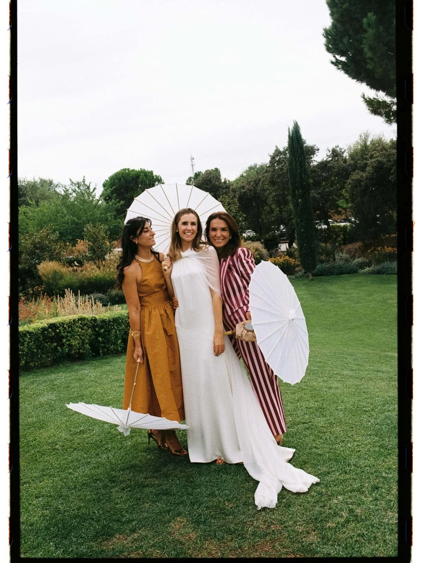 Girls 
.
.
.
#analogweddingphotography #madridweddingphotographer #fotografiadebodas #bodasmadrid