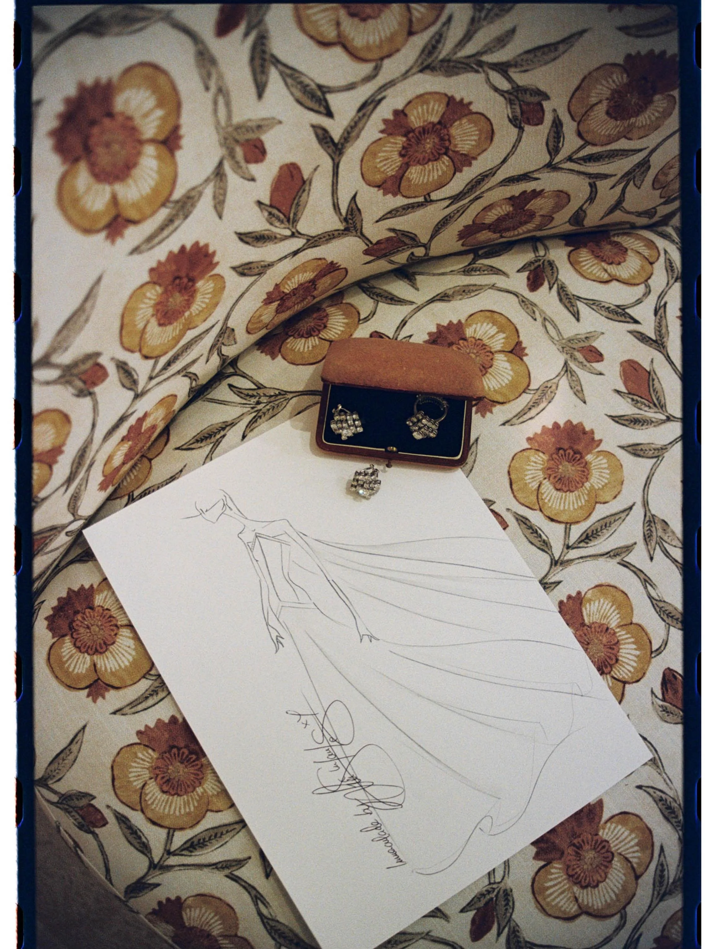 Drawings by @luisinfantesofficial 
.
.
.
#Caleidoscopia #Madridweddingphotographer #weddingfilmphotography