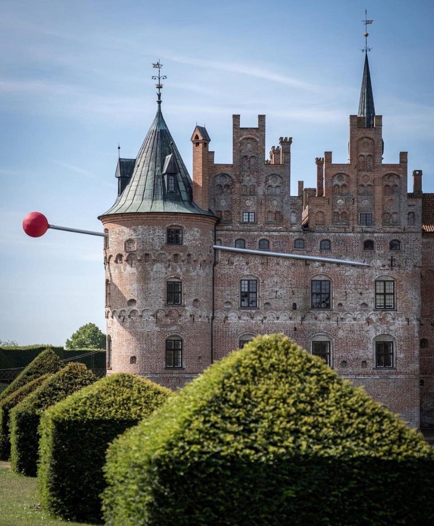 ☀️ This summer, @stumperogstykker teamed up with the incredible artist @juliestavad to create &ldquo;Pin&rdquo; at Egeskov Castle for @heartlandfestivaldk. 

🙌 Huge thanks to Julie and Heartland Festival for this amazing opportunity. Swipe for more 