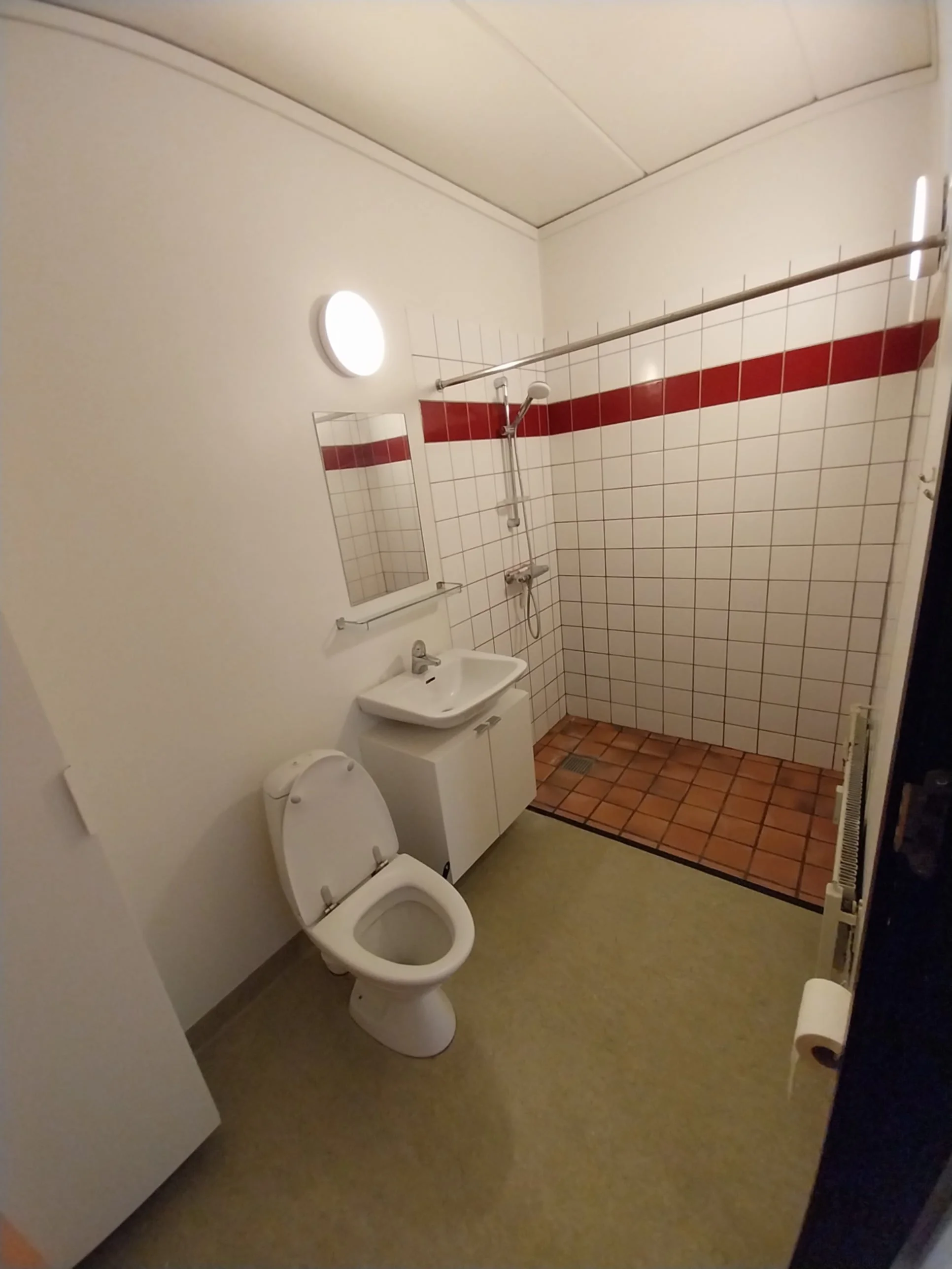 Badeværelse. Bemærk at skabe ikke er i lejligheden ved indflytning
