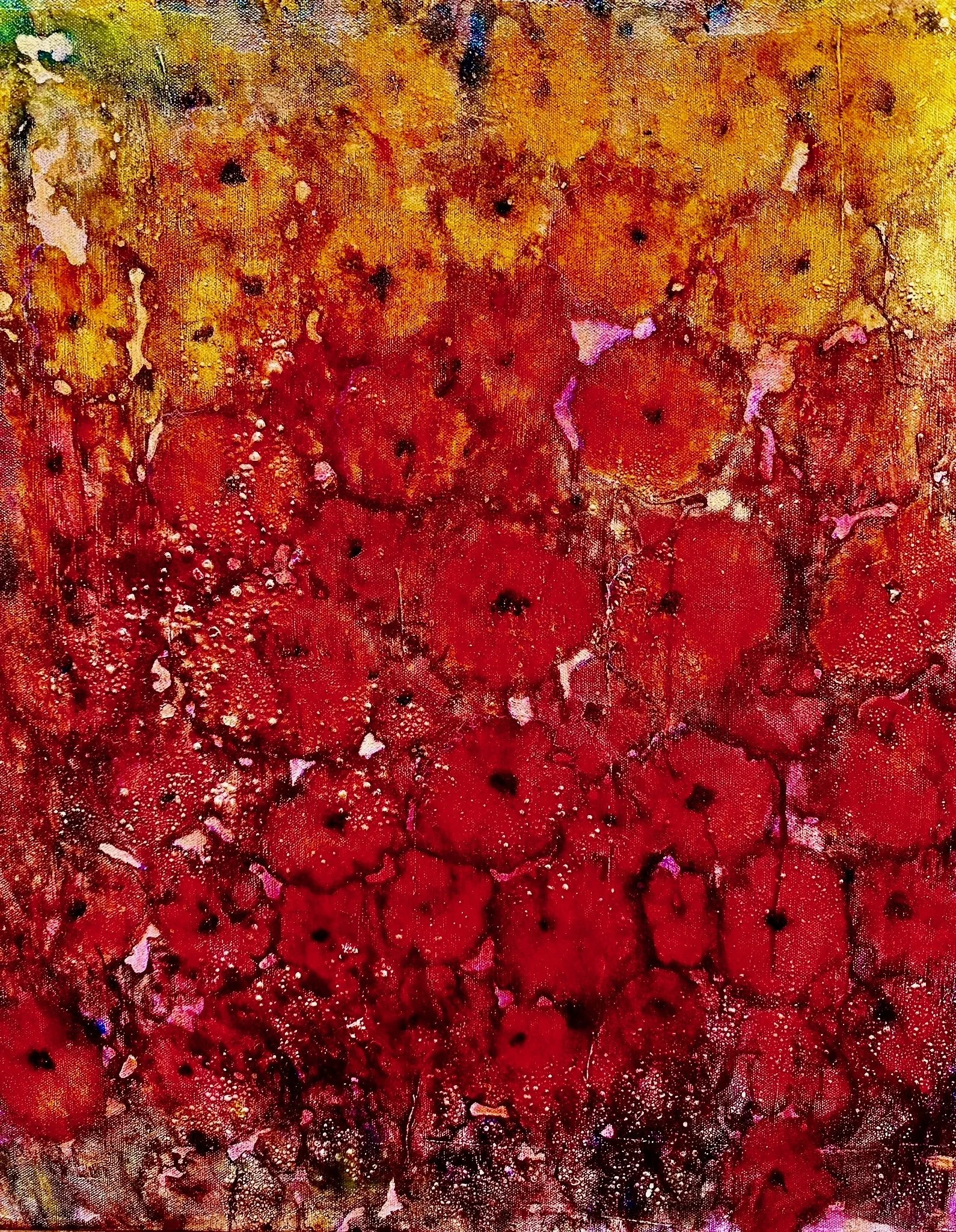 Abstraktes Gemälde mit roten und gelben Blütenmotiven