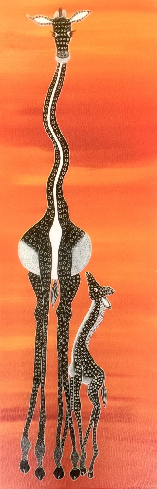 Zwei stilisierte Giraffen vor einem orangefarbenen Hintergrund. Eine größere Giraffe steht neben einer kleineren.
