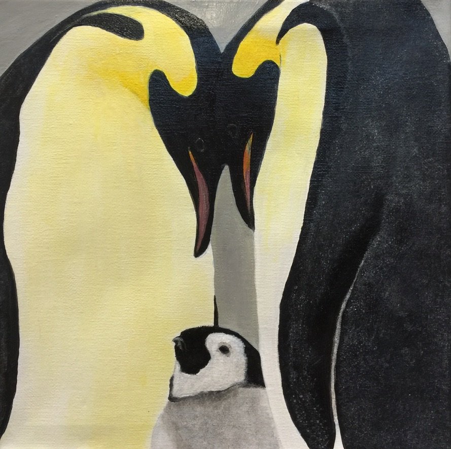 Gemälde von zwei Kaiser- oder Königspinguinen, die ihren Schnabel zueinander neigen, mit einem Pinguin-Küken dazwischen.