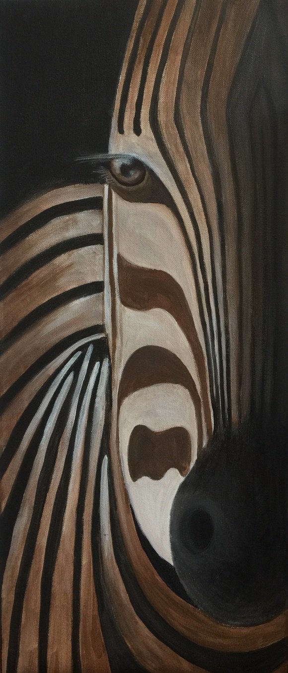 Abstrakte Nahaufnahme eines Zebras, das künstlerisch mit seinen Streifen und einem Auge dargestellt ist.