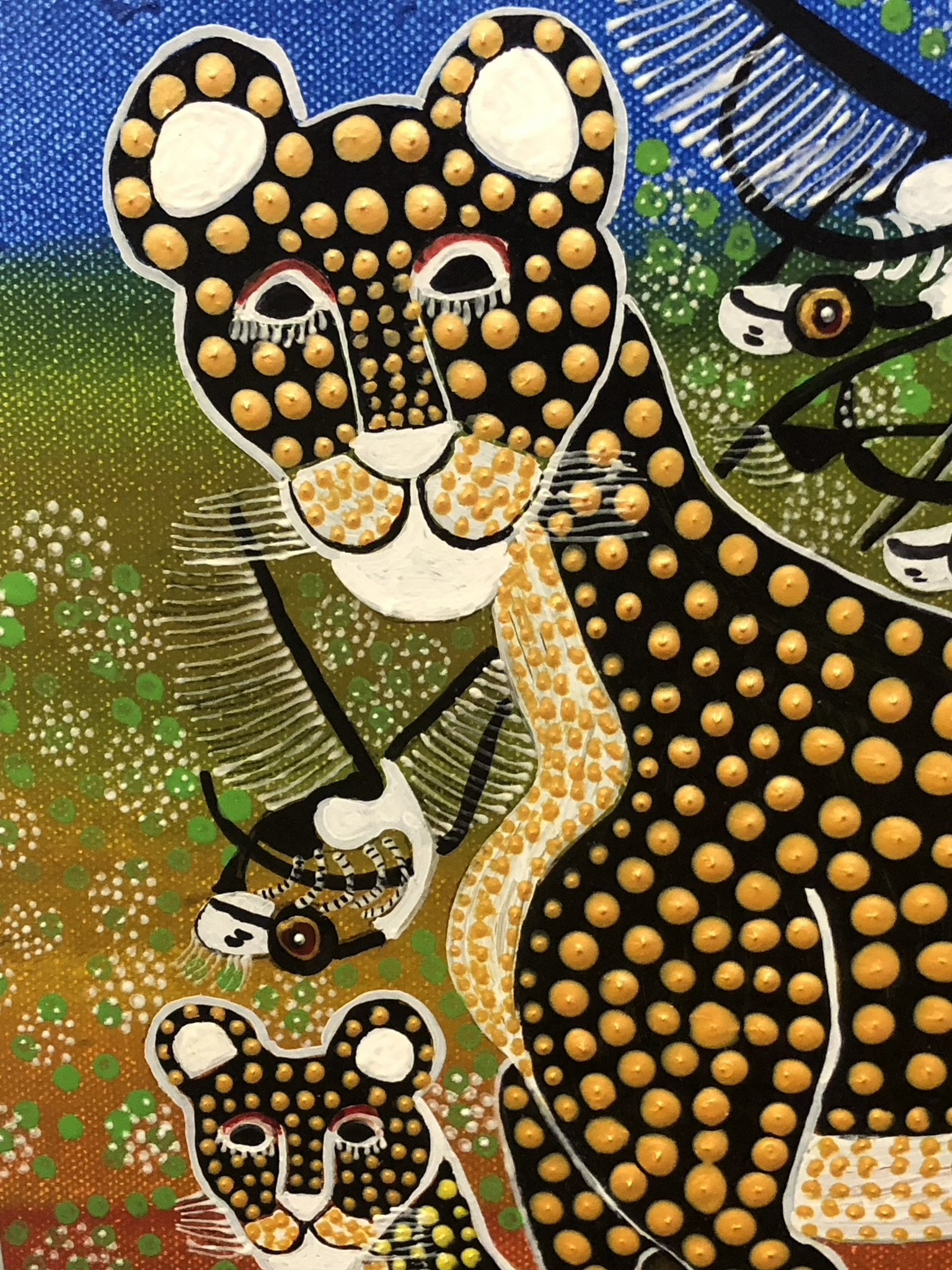 Ein bunt gemaltes Bild zeigt einen stilisierten Leoparden mit einem Leopardenjunges. Der größere Leopard ist mit goldenen Punkten verziert, und im Hintergrund sind abstrakte Muster und Farben zu sehen.
