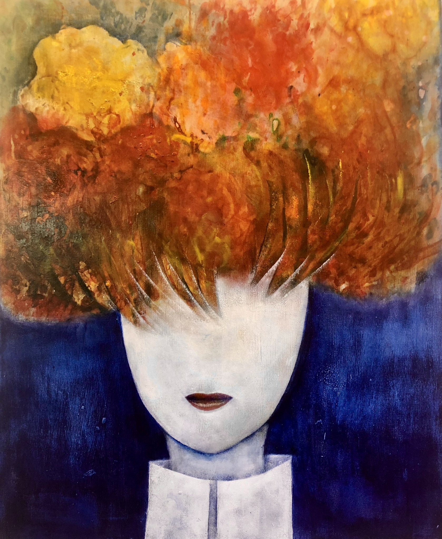 Gemälde einer abstrakten Figur mit weißem Gesicht ohne Augen, bedeckt mit auffälliger, bunter Blumen- oder Haarpracht, vor einem blauen Hintergrund. Die Farben dominieren in Rot-, Orange- und Gelbtönen.