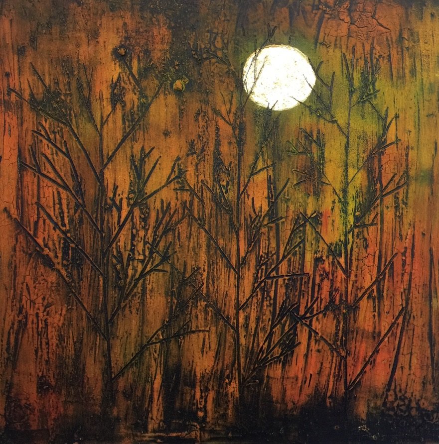 Gemälde mit abstrakten Zweigen vor einem orangen, strukturierten Hintergrund und einem weißen Vollmond.