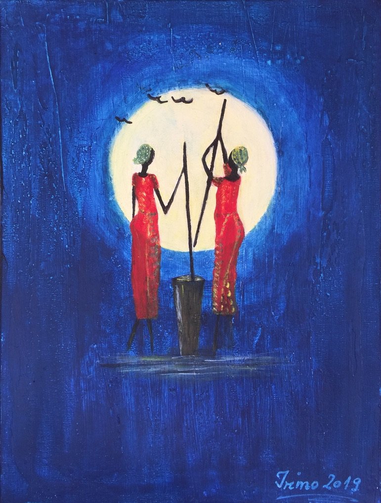 Zwei stilisierte Personen in roten Gewändern stehen vor einem großen weißen Mond, umgeben von einem blauen Hintergrund. Sie halten lange Stangen und scheinen ein Netz oder Tuch zu spannen. Kleine schwarze Vögel fliegen über dem Mond.