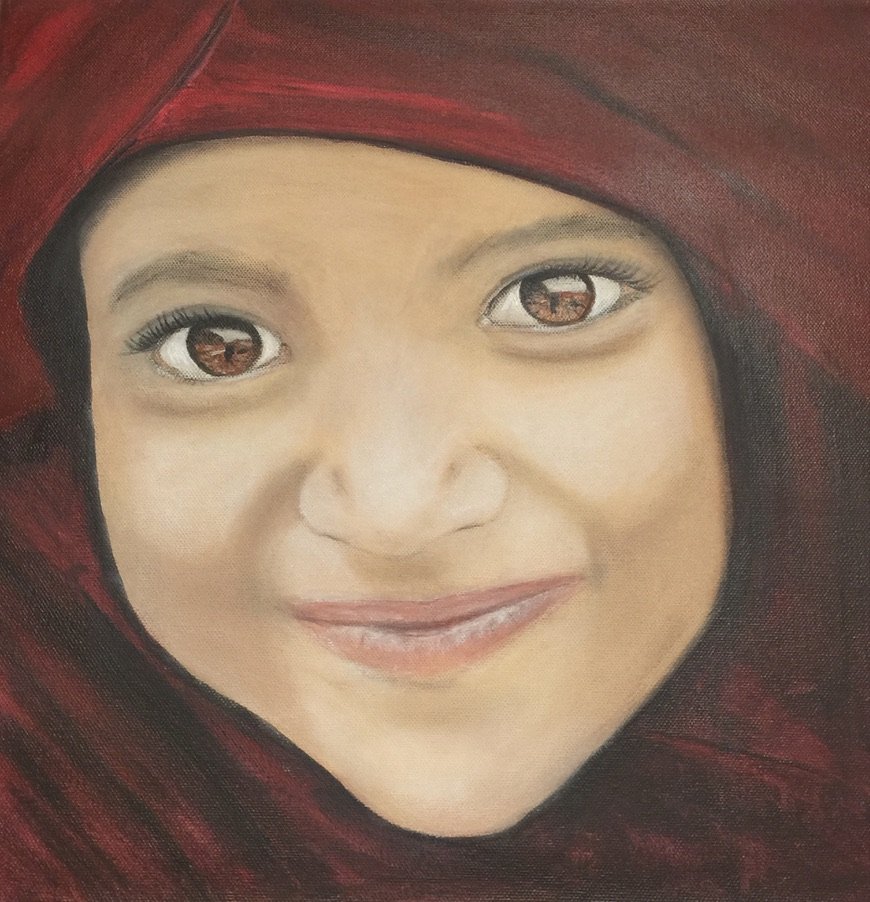 Porträt eines Mädchens, das ein rotes Kopftuch trägt, mit einem fröhlichen Ausdruck und großen, ausdrucksstarken Augen.