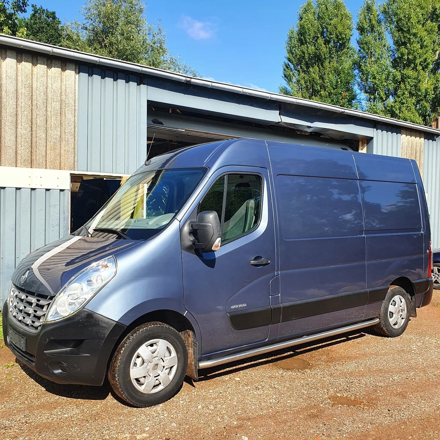 Nog een nieuwe aanwinst! Deze Renault Master L2H2 (2012) in een fraaie kleur hebben we vandaag opgehaald.

Na het strippen en schoonmaken van deze bus gaan we straks aan de slag met een tof interieur naar ons eigen inzicht of wellicht voor een klant 