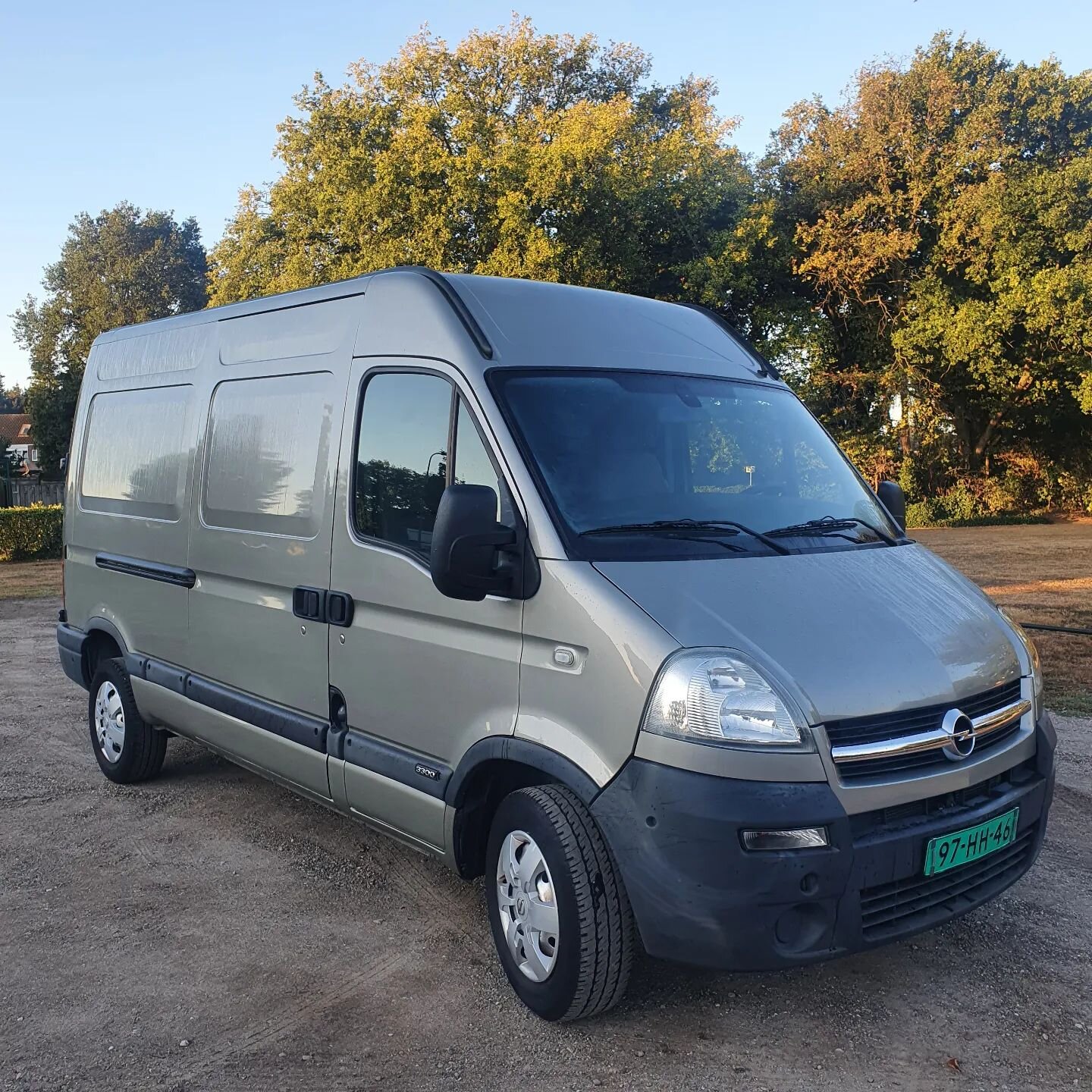 Een nieuwe aanwinst! Dit is een super nette Opel Movano, met o.a. airco, cruise control en de volledige onderhoudshistorie aanwezig.

Het is soms best een uitdaging om een geschikte en nette bus te vinden, dus bij deze bus was het meteen busjesliefde