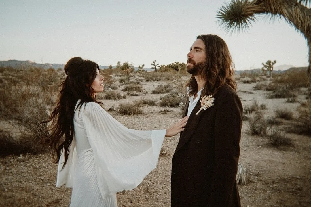 Carrie and Matt&rsquo;s we&rsquo;d day was one for the books. It was a laid back day filled with love, music and so many hugs. 
&bull;⁠ The Creative Team &bull;⁠
Kick Ass Couple: @carrielynnjohnson + @mattru_hill
Carrie&rsquo;s Attire: Ceremony Dress