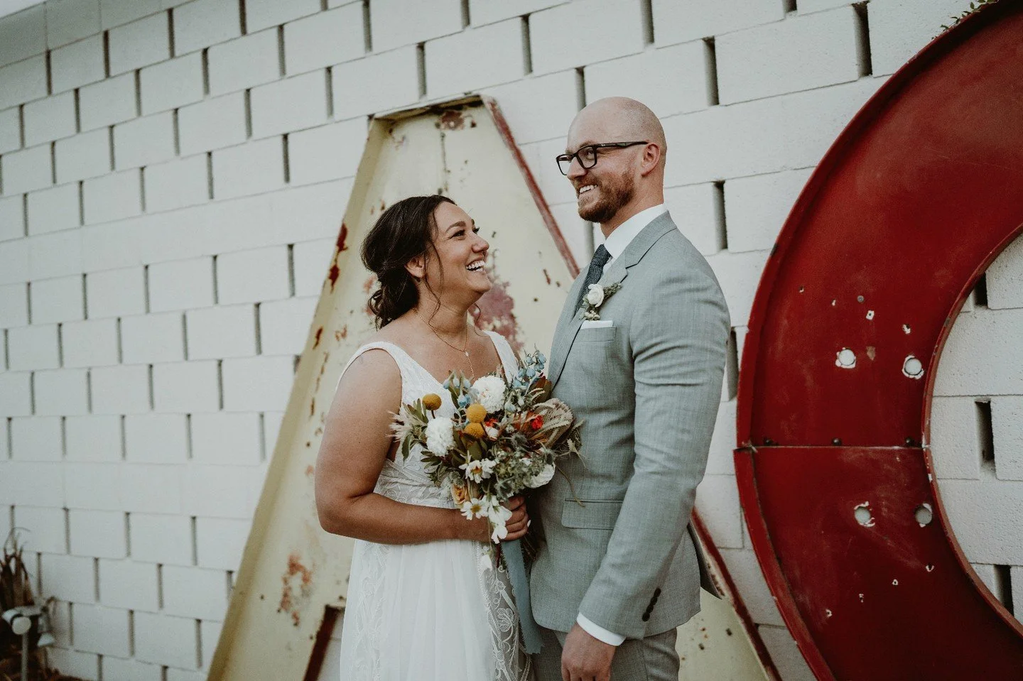 Happy first anniversary to Sarah and Matt. This day was so filled with love and happiness, we were honored to be a part of your day.
&bull;⁠ The Creative Team &bull;⁠
Awesome Couple: @goldi3berg + @mwhit90
Sarah's Attire: @mariegabrielcouturebridal +